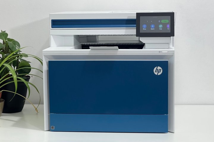 Der HP Color LaserJet Pro 4301fdw sieht mit seinen tintenblauen Akzenten gut aus.