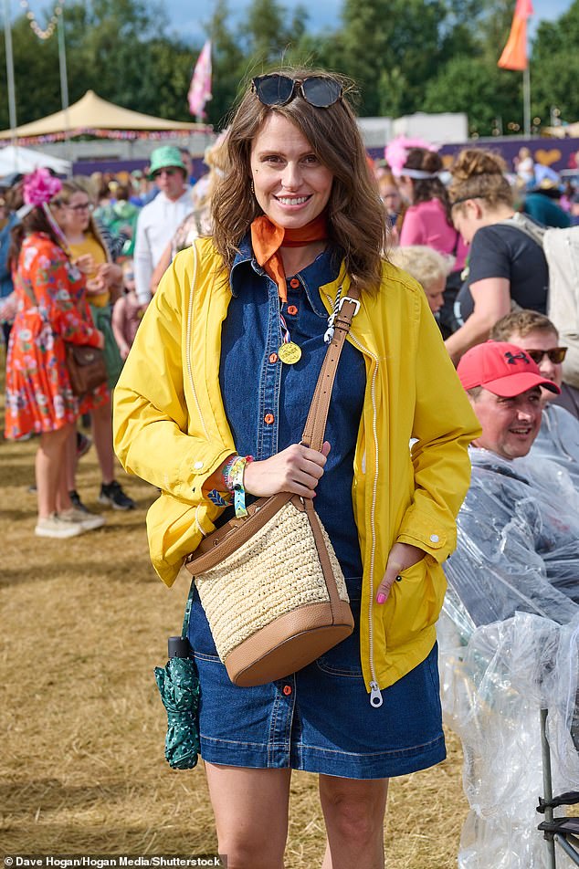 Regenguss: Strictly-Star Ellie Taylor zog einen gelben Regenmantel an, als sich der Himmel öffnete
