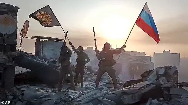 In Russland kündigte der Kreml an, dass nun alle paramilitärischen Kämpfer verpflichtet seien, einen Eid auf die russische Flagge zu leisten