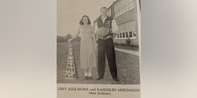 Ein Jahrbuchfoto von Alex Murdaughs Eltern, die auf einem Feld lächeln