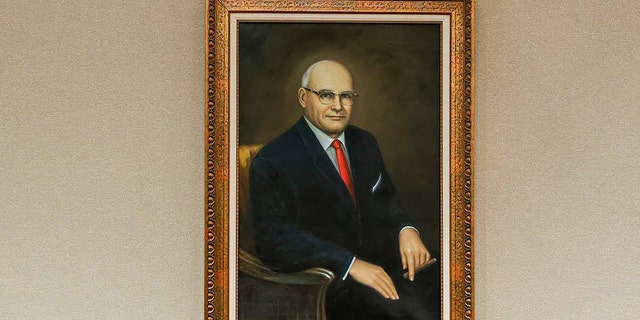 Ein Gemälde von Randolph Murdaugh an der Wand eines Gerichtsgebäudes