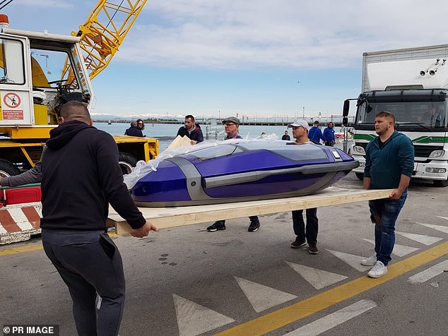Dr. Philip Nitschkes Prototyp „Sarco“-Euthanasiekapsel – kurz für Sarkophag – ist hier beim Transport in Venedig zu sehen