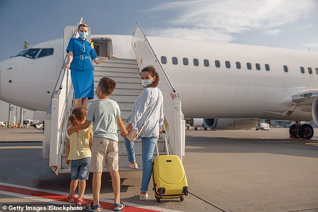 Laut TikToker sollten Eltern zusätzliche Snacks und Wasser mit an Bord nehmen, falls die Flugbegleiterin aufgrund von Turbulenzen nicht durch die Gänge kommen kann