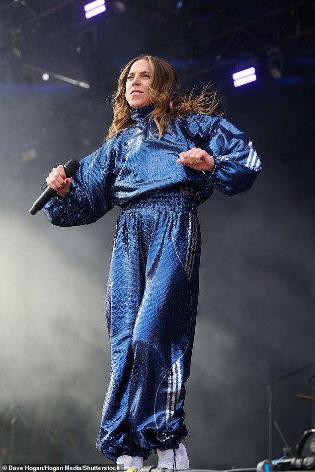 Kultig: Mel machte ihrem Namen „Sporty Spice“ alle Ehre und vervollständigte den Look mit einem blauen, paillettenbesetzten Trainingsanzug