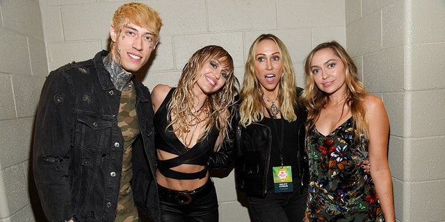 Trace, Miley und Brandi Cyrus posieren mit ihrer Mutter Tish beim iHeartRadio Music Festival, wobei Tish ein albernes Gesicht macht