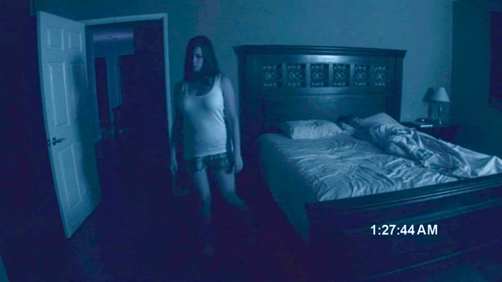 Screenshot von Katie Featherston und Micah Sloat aus "Paranormale Aktivität."