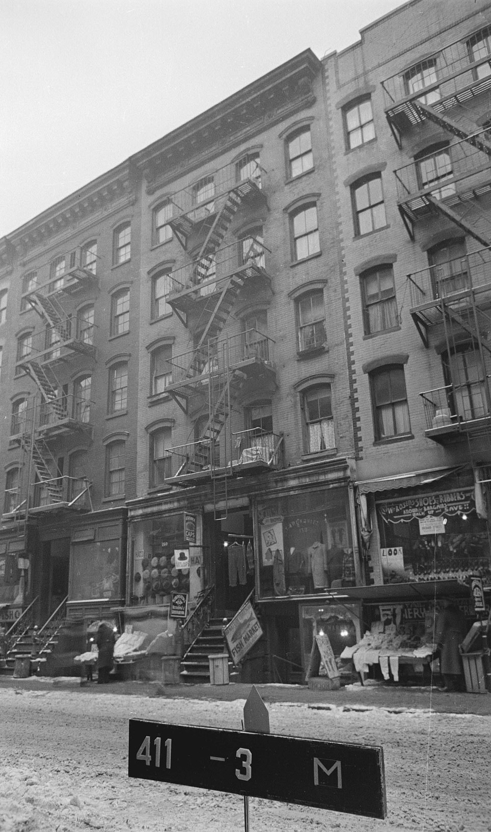 146-150 ORCHARD STREET, MANHATTAN: Dieses Schwarz-Weiß-Foto der Orchard Street, sagt McDonald, „zeigt, wie sehr die Lower East Side ein Schmelztiegel war, nicht nur in Bezug auf ethnische Zugehörigkeit, sondern auch in Bezug auf Waren und Dienstleistungen.“