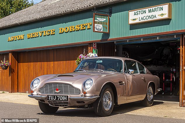 Die Karosseriefarbe wurde von Rot auf Nerz (Beige) geändert, eine traditionelle Farbe von Aston Martin