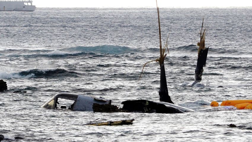 Das Wrack eines US-Marine-Kipprotorflugzeugs vom Typ MV-22 Osprey wird am 14. Dezember 2016 vor der Küste von Nago, Japans Südinsel Okinawa, gesichtet, nachdem es Ende Dezember 13 in seichten Gewässern abgestürzt war. Fünf Besatzungsmitglieder an Bord der MV -22 Osprey wurden am 13. Dezember verletzt, als das Kipprotorflugzeug einen Unfall erlitt 