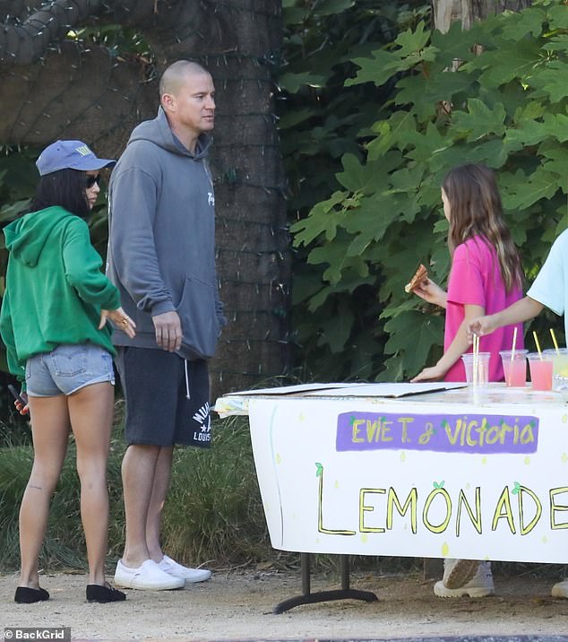 Limonade: Channings Tochter Everly, alias Evie, 10, und ihre Freundin Victoria haben am Sonntag ihren eigenen Limonadenstand aufgebaut