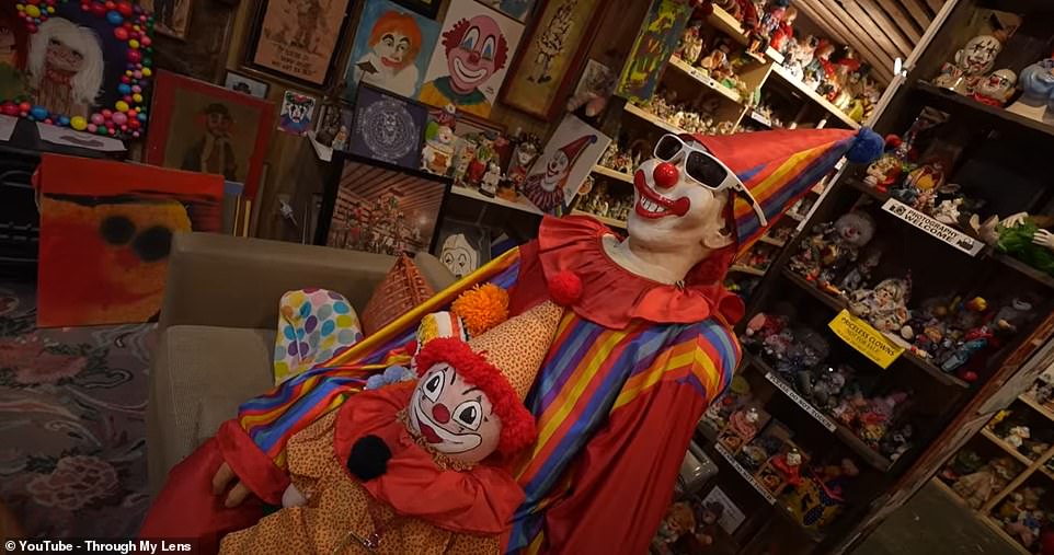 Josh und sein Vater, die in Kalifornien leben, wurden an der Rezeption vom Motelbesitzer begrüßt, der erklärte, dass ihm die Leute Clowns aus der ganzen Welt schicken, die er zur Schau stellt