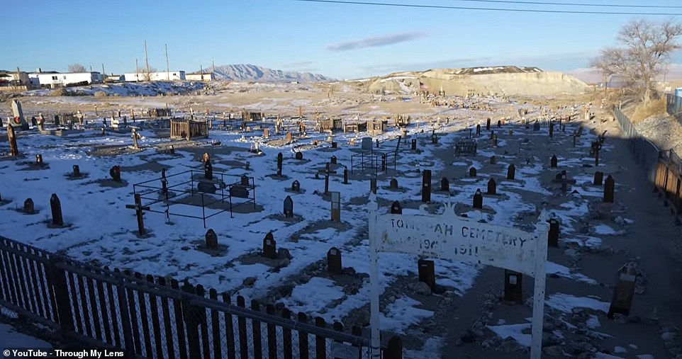Erschwerend kommt hinzu, dass das Motel auf einen Friedhof blickt, auf dem 300 Menschen unter schiefen Kreuzen und Blechschildern begraben liegen
