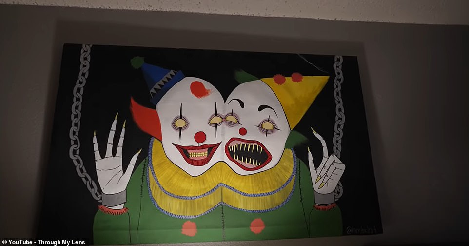 Neben dem Kunstwerk von Michael Myers hing in seinem Zimmer über den Einzelbetten ein Gemälde von zwei Clowns mit dämonisch aussehenden Augen und messerscharfen Zähnen