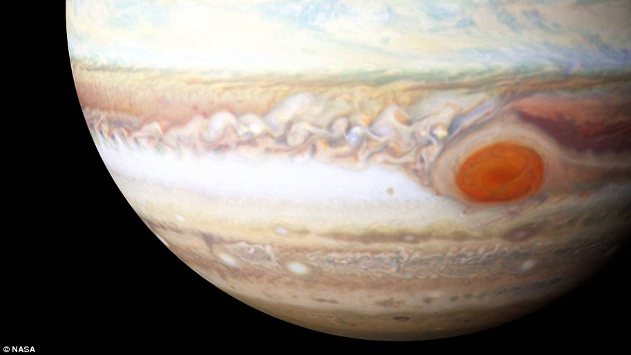 Jupiters Großer Roter Fleck ist ein riesiges Oval aus purpurroten Wolken auf der Südhalbkugel des Jupiter, die gegen den Uhrzeigersinn um den Umfang des Ovals rasen