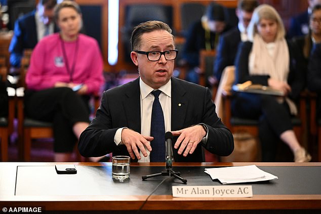 Der scheidende Qantas-Chef Alan Joyce hat sich wiederholt geweigert zu sagen, ob der Sohn von Premierminister Anthony Albanese eine Mitgliedschaft in der Chairman's Lounge erhalten würde