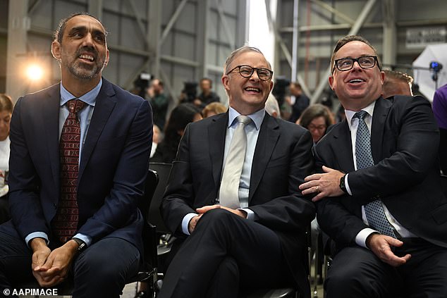 Qantas gab letzte Woche bekannt, dass es einen Rekordgewinn von 2,5 Milliarden US-Dollar erzielt hatte, nur ein Jahr nach einem schweren Verlust, als Alan Joyce sein letztes Finanzergebnis vorlegte, bevor er im November als Vorstandsvorsitzender abschloss (im Bild rechts mit Premierminister Anthony Albanese und dem ehemaligen australischen Premierminister Anthony Albanese). das Jahr Adam Goodes)