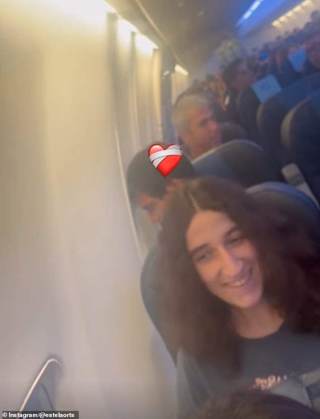 Während die Kamera herumschwenkt, ist trotz des Chaos ein junger Passagier zu sehen, der hinter Orts sitzt und grinst und lacht – scheinbar unbeeindruckt von den Turbulenzen