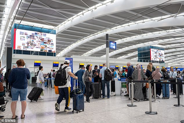 Passagiere stehen heute Nachmittag in Heathrow an.  Den Passagieren wurde empfohlen, zu ihren Flügen einzutreffen, sofern sie nichts anderes erfahren