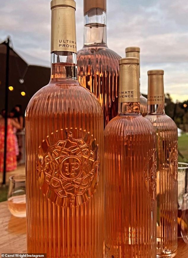 Hübsch!  Die Gäste nippten am Ultimate Provence Rosé, der für 19,99 pro Flasche erhältlich ist