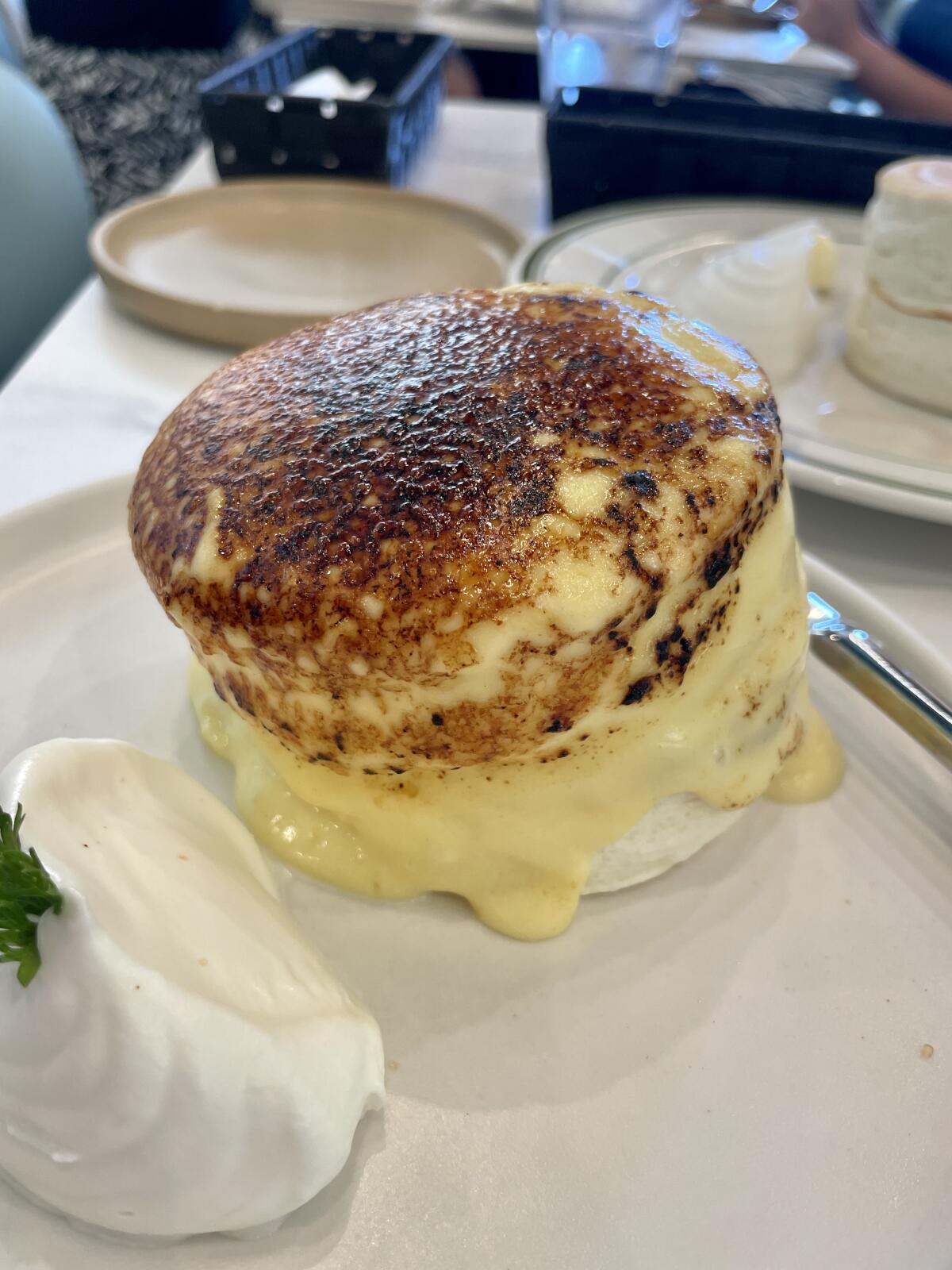 Ein Stapel dicker Crème-Brûlée-Pfannkuchen mit Vanillesoße.
