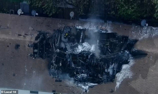 Luftaufnahmen zeigen das klaffende Loch, das durch den Sturz des brennenden Hubschraubers in einen Apartmentkomplex entstanden ist