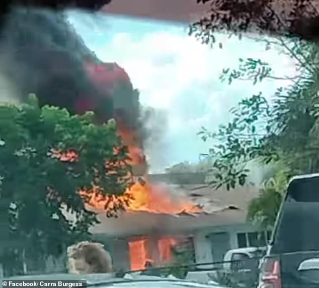 Schwarze Rauchwolken bedeckten den Himmel, als die Flammen die Wohnung erfassten und die Feuerwehrleute dagegen ankämpften