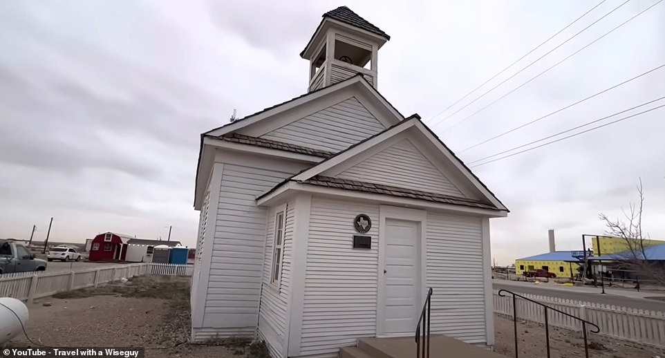 In einem YouTube-Video fährt der Filmemacher John Wise aus Kansas in die abgelegene Stadt Mentone, die einzige Gemeinde im Loving County nahe der Grenze zwischen New Mexico und Texas