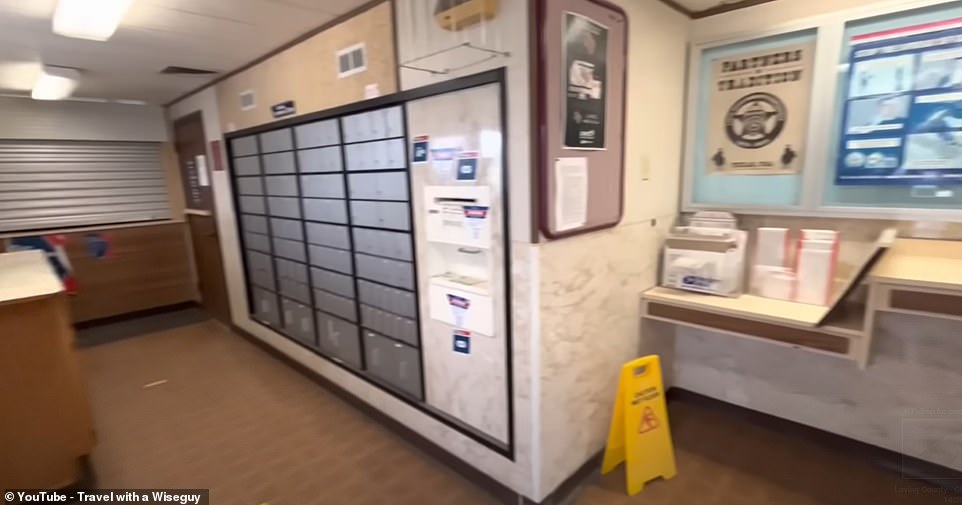 YouTuber John betritt das winzige Postamt, um den Zuschauern einen Einblick in die Innenräume zu gewähren