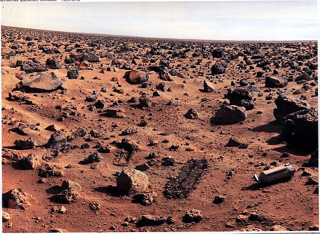Die beiden Lander der NASA-Mission Viking landeten am 20. Juli 1976 (Viking 1) und am 3. September 1976 (Viking 2) auf dem Mars.  Abgebildet ist ein Bild, das im September 1976 von Viking 2 aufgenommen wurde