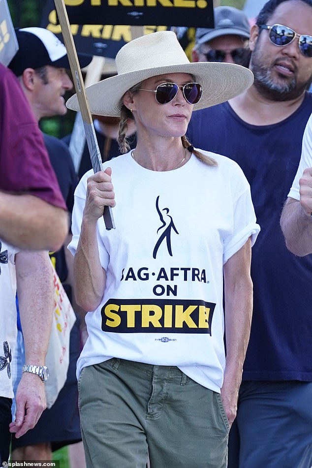 Stylischer Star: Julie trug ein weißes SAG-AFTRA-Shirt, grüne Khaki-Hosen und blaue Turnschuhe, als sie die Streikposten vor den Netflix-Studios in Hollywood entlangging
