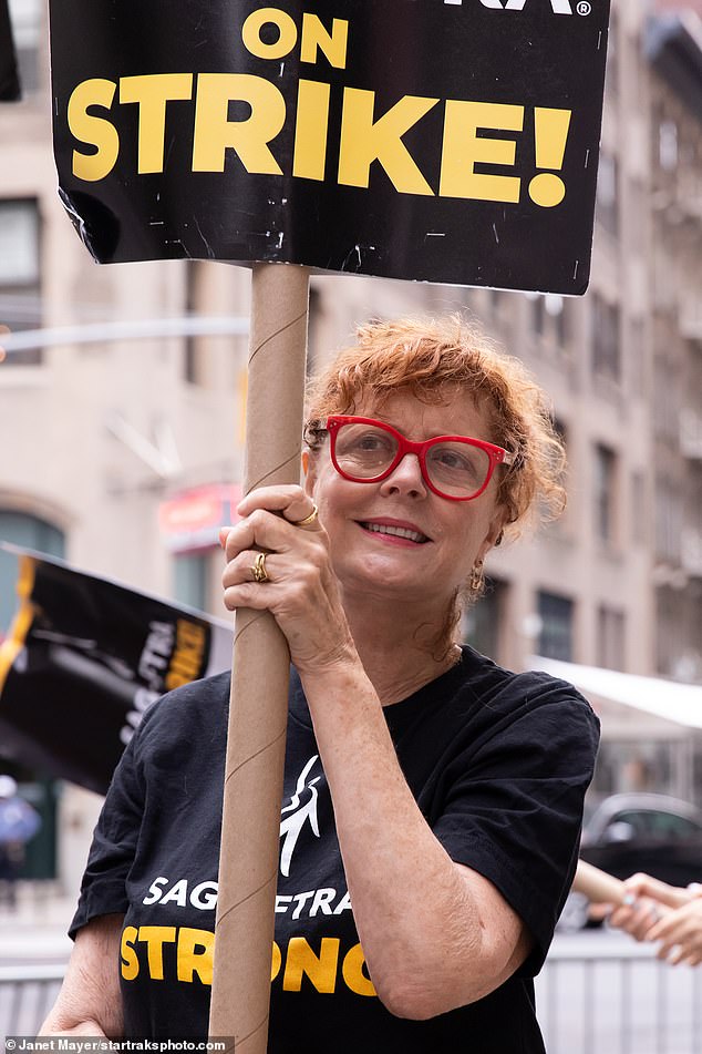 Netflix-Hauptquartier: Susan Sarandon, 76, wurde in New York City beim Streikposten vor dem Netflix-Hauptquartier gesichtet