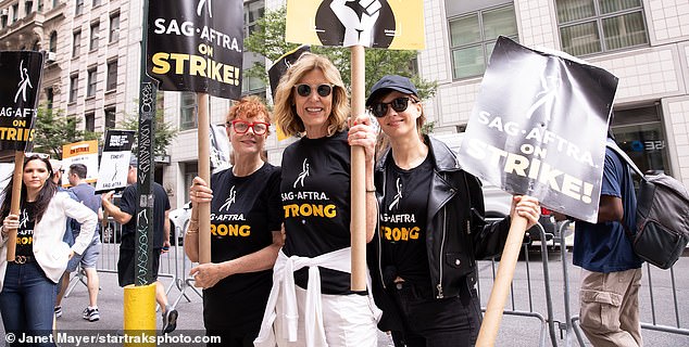 Tolles Trio: Susan, Christine und Katja haben sich an der Streikpostenlinie zusammengetan