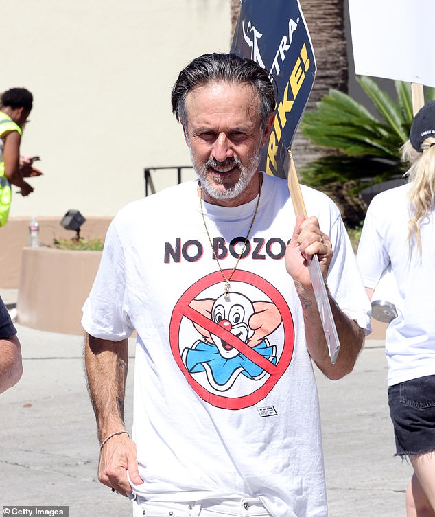 Keine Clowns: David Arquette, 51, demonstrierte ebenfalls in einem komplett weißen Outfit vor den Paramount Studios, darunter ein T-Shirt mit der Aufschrift „No Bozos“.