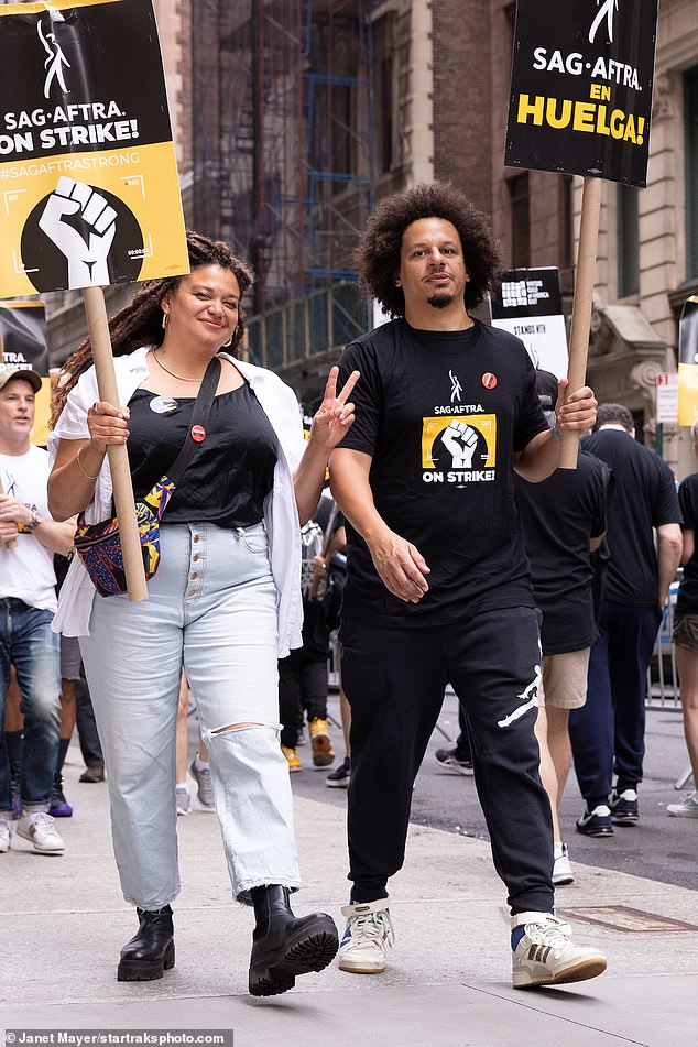 Protestlinie;  Eric Andre stand in New York an der Protestlinie