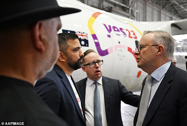 Ein Dutzend Jahre später erschien Premierminister Anthony Albanese (rechts) zusammen mit Alan Joyce, als Qantas-Flugzeuge mit Yes23-Schildern geschmückt wurden, um für den Vorschlag des Premierministers „Indigene Stimme gegenüber dem Parlament“ zu werben