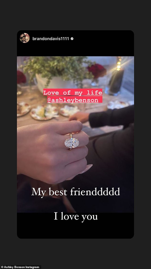 Verlobt: Das Paar gab seine Verlobung letzten Monat bekannt, als Davis in seiner Instagram-Story ein Foto von Benson mit einem großen Diamanten am Ringfinger teilte