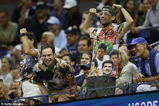 Fans trugen T-Shirts mit Bildern von Djokovics Gesicht, während sie ihm beim Spielen zusahen