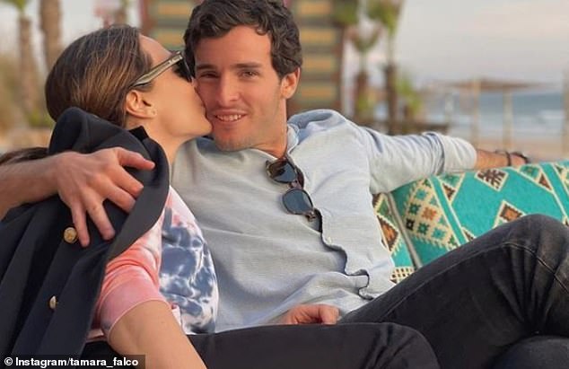 Als Tamara ihre Verlobung zum ersten Mal in den sozialen Medien ankündigte, veröffentlichte sie laut Huffington Post ein verliebtes Bild mit ihrem Verlobten, auf dem sich das Paar küsste, während sie ihren 14.500-Euro-Ring der italienischen Firma Repossi vorführte