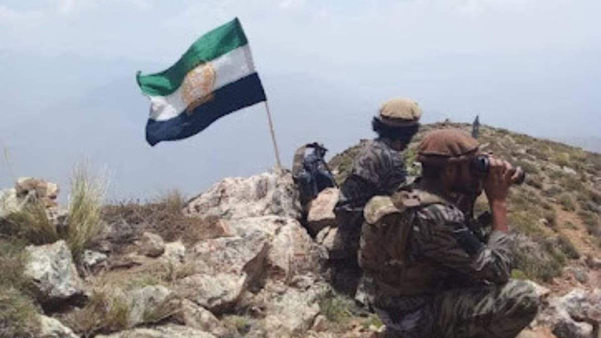 NRF-Kämpfer stehen hinter der Flagge der Nationalen Widerstandsfront Afghanistans