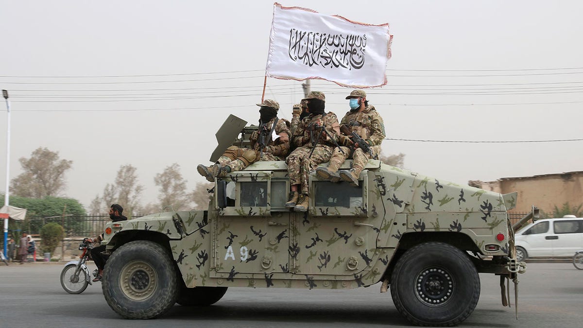 Taliban-Kämpfer in einem Fahrzeug in Afghanistan
