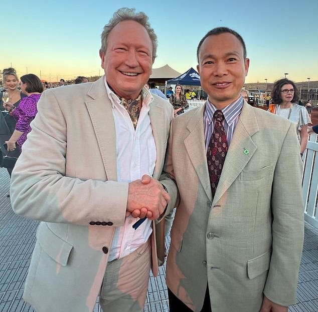 Twiggy im Bild mit dem chinesischen Generalkonsul in Perth, Long Dingbin.  Es gab viele „Persönlichkeiten“ bei der Veranstaltung, sagte ein Gast gegenüber Daily Mail Australia – in Perth galten die Menschen als Berühmtheiten, anderswo im Land jedoch nicht