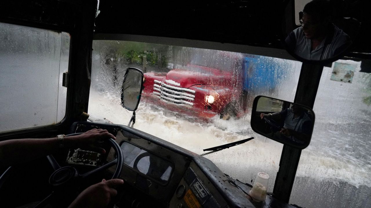 Ein Lastwagen fuhr am Dienstag auf einer überfluteten Straße vorbei, als Idalia auf Kuba landete.
