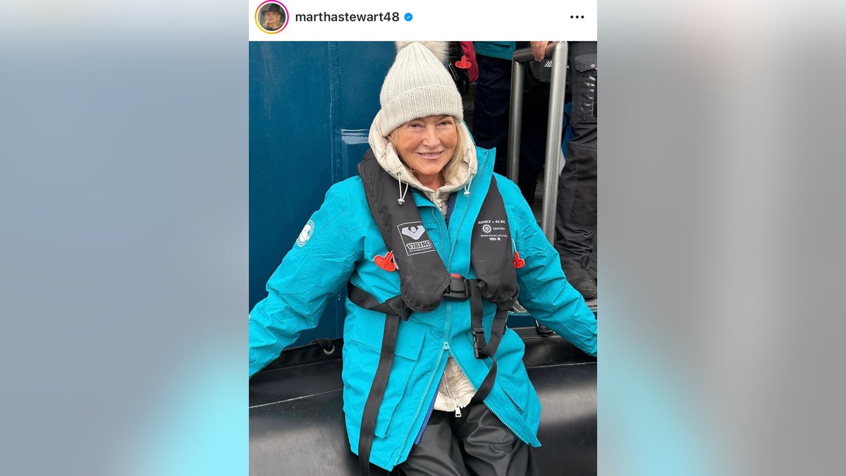 Martha Stewart posiert in Winterkleidung auf dem Deck eines Schiffes