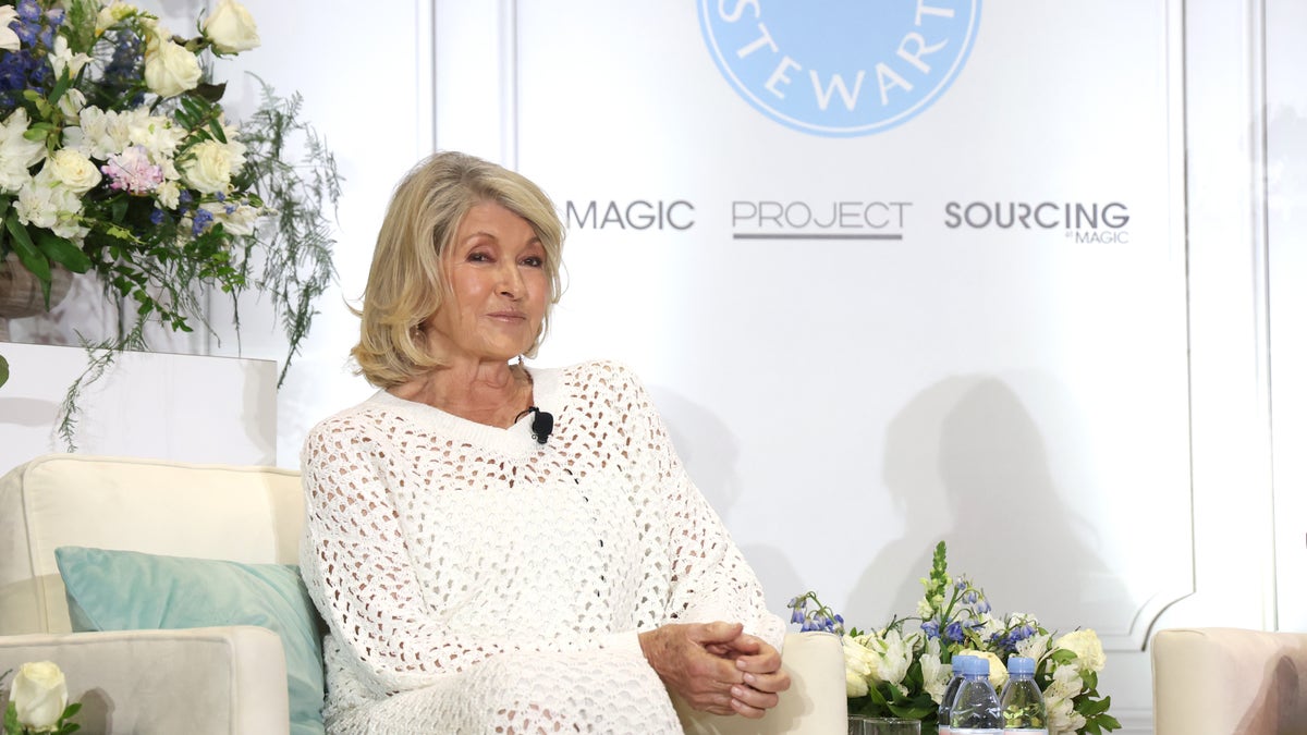 Martha Stewart sitzt ganz in Weiß auf der Bühne