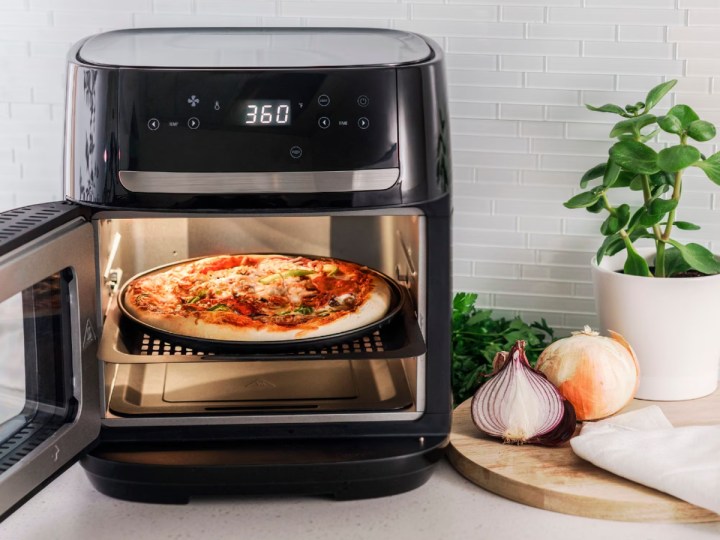Digitaler 12,6-Liter-Luftfritteusenofen der Bella Pro-Serie zum Backen einer Pizza.