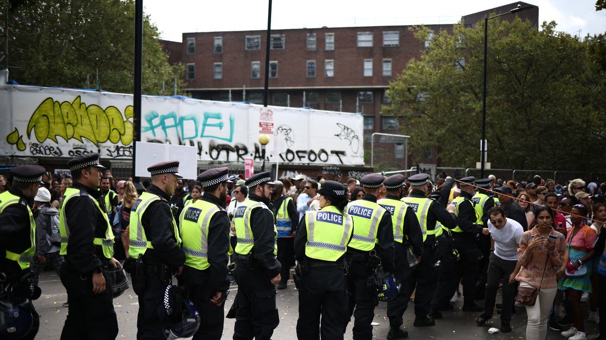 Polizisten patrouillieren während des Notting Hill Carnival im Westen Londons auf den Straßen