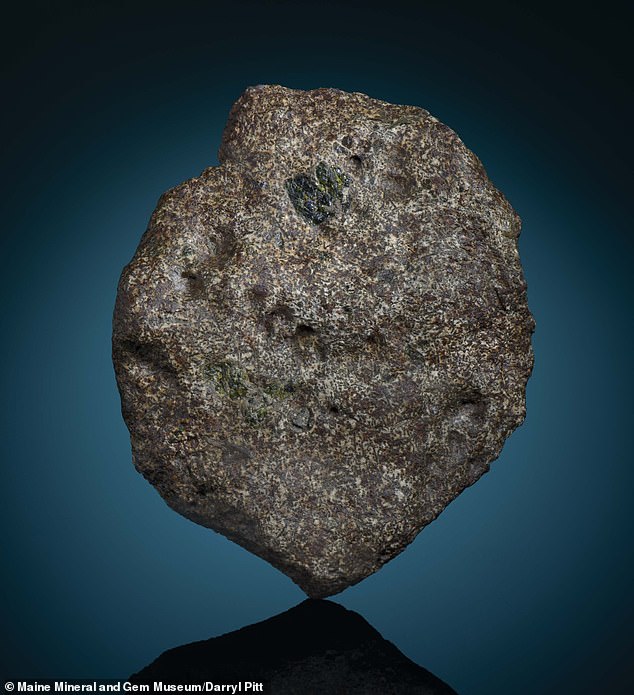 Das Gestein besteht größtenteils aus Vulkangestein, was Experten zu der Annahme veranlasst, dass es aus der Kruste eines sehr frühen Planeten stammt