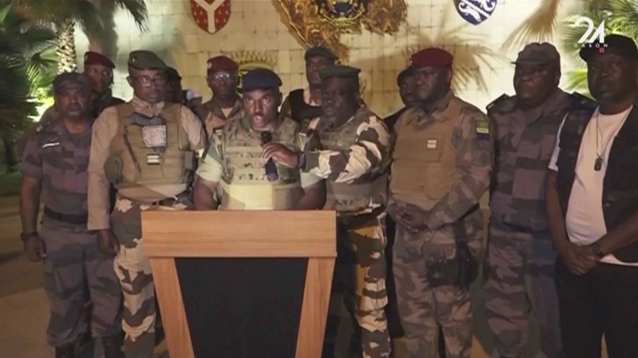 Militäroffiziere verkünden am Mittwoch in Libreville die Übernahme der Regierung durch den gabunischen Präsidenten Ali Bongo Ondimba. 