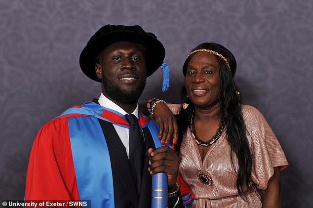 Unterstützung: Es wurde behauptet, dass Stormzys Mutter Abigail Owuo die Heiratsvermittlerin war, die ihn „motiviert hat, mit Maya Wiedergutmachung zu leisten“ (zusammen abgebildet im Jahr 2022)