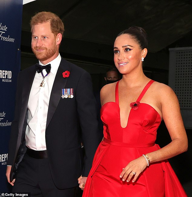 Meghan entschied sich auch dafür, das diamantene Cartier-Tennisarmband von Prinzessin Diana zu tragen, das im Einzelhandel für atemberaubende 17.700 £ erhältlich ist